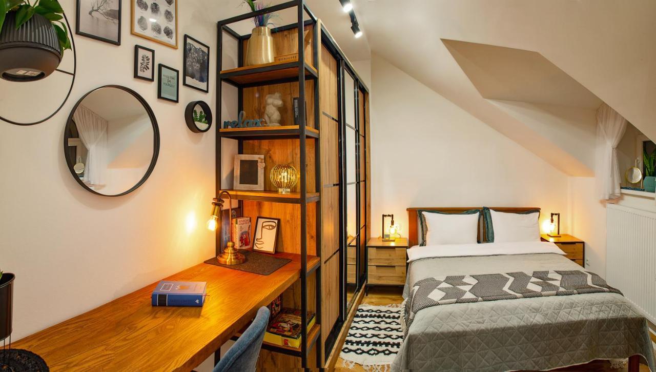 Old Town Loft Apartments คาเมียเนตส์-โปดิลสกี ภายนอก รูปภาพ